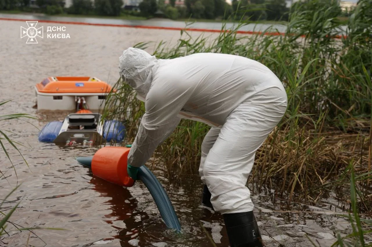 In Kyiv, 25 cubic meters of petroleum products were pumped out of Kyrylivske Lake after the russian attack. The death of fish, birds and frogs is being recorded.