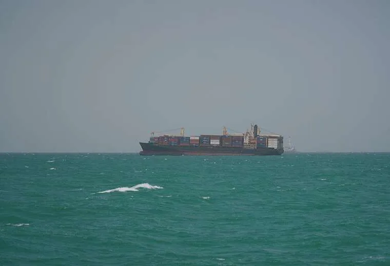Armed attackers attacked a cargo ship off the coast of Yemen in the Red Sea