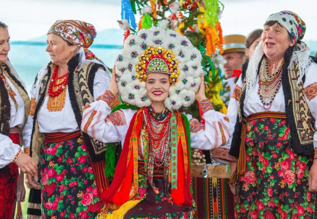 Art of making wedding feather wreath added to list of cultural heritage