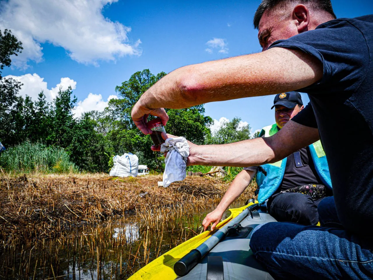 In Kyiv, the Kyrylivske Lake is being cleaned after the Russian attack on July 2