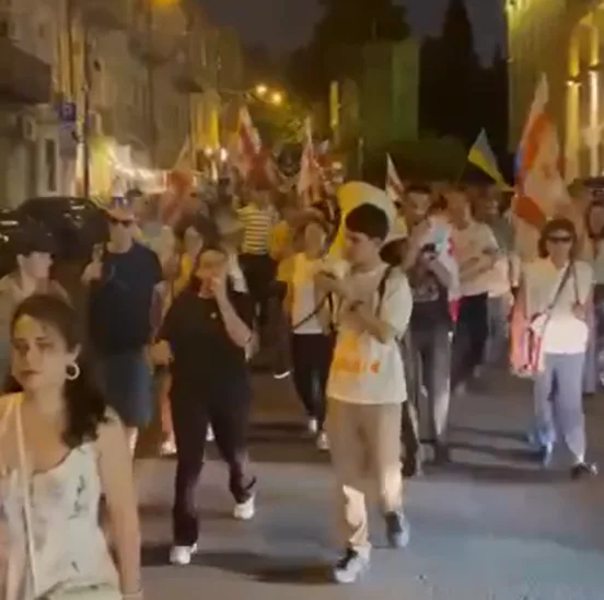 "Putin is a dickhead": In Georgia, protesters demand the release of a man who hit a Russian-speaking woman