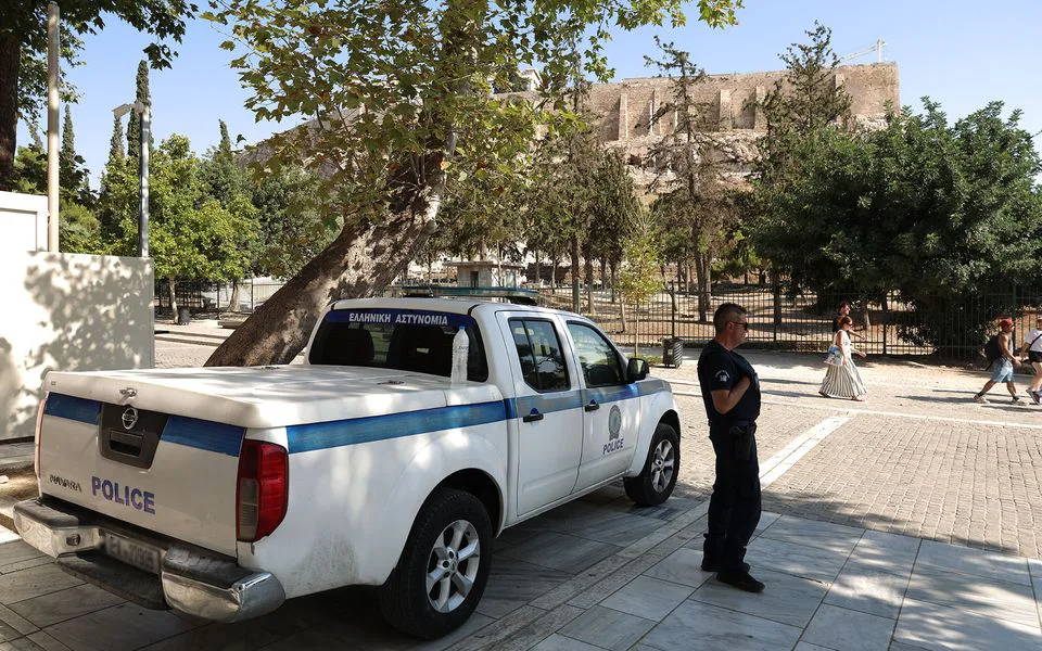 Στην Ελλάδα, άνδρας επιτέθηκε με μαχαίρι σε τουρίστες κοντά στην Ακρόπολη, υπάρχουν τραυματίες