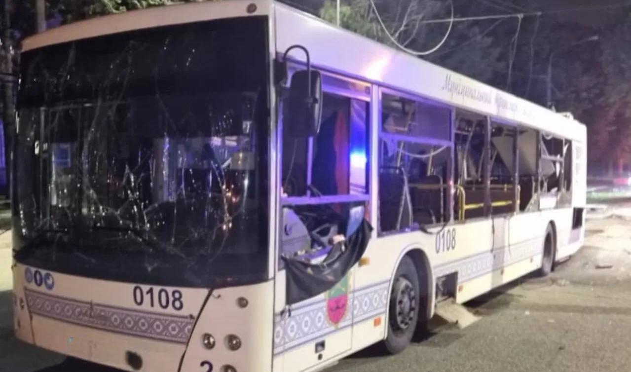 The enemy attacked Zaporizhzhia with KABs - a bus was damaged, the driver was injured