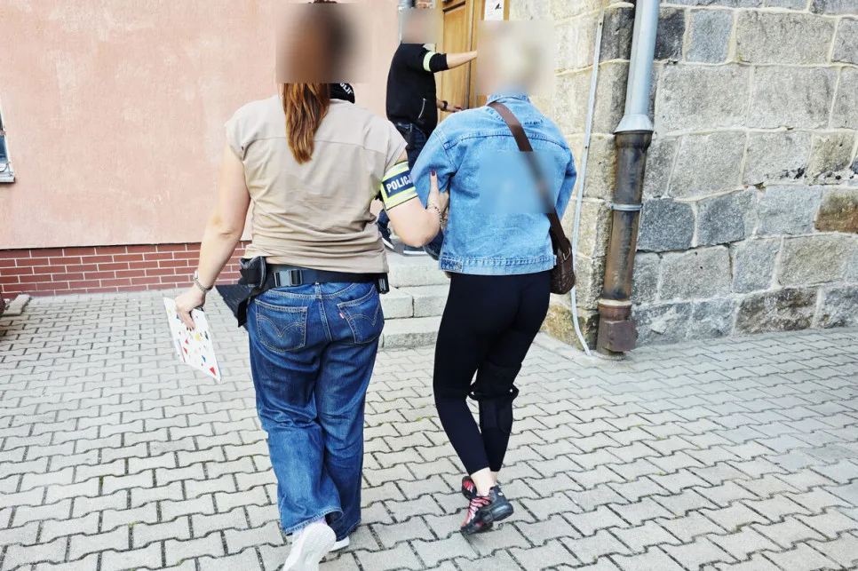 Polish police detained a woman who beat two 13-year-old Ukrainian girls