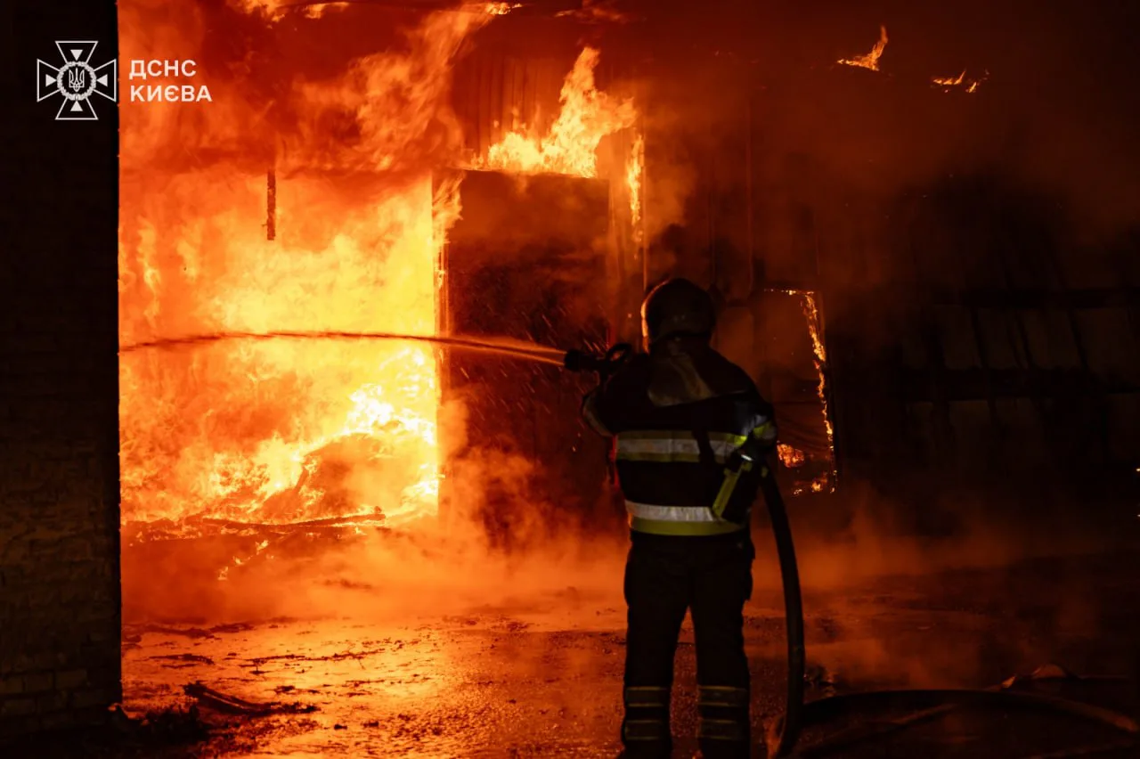 In Kyiv, after a night attack, fires broke out in three districts, a warehouse and 11 cars burned down