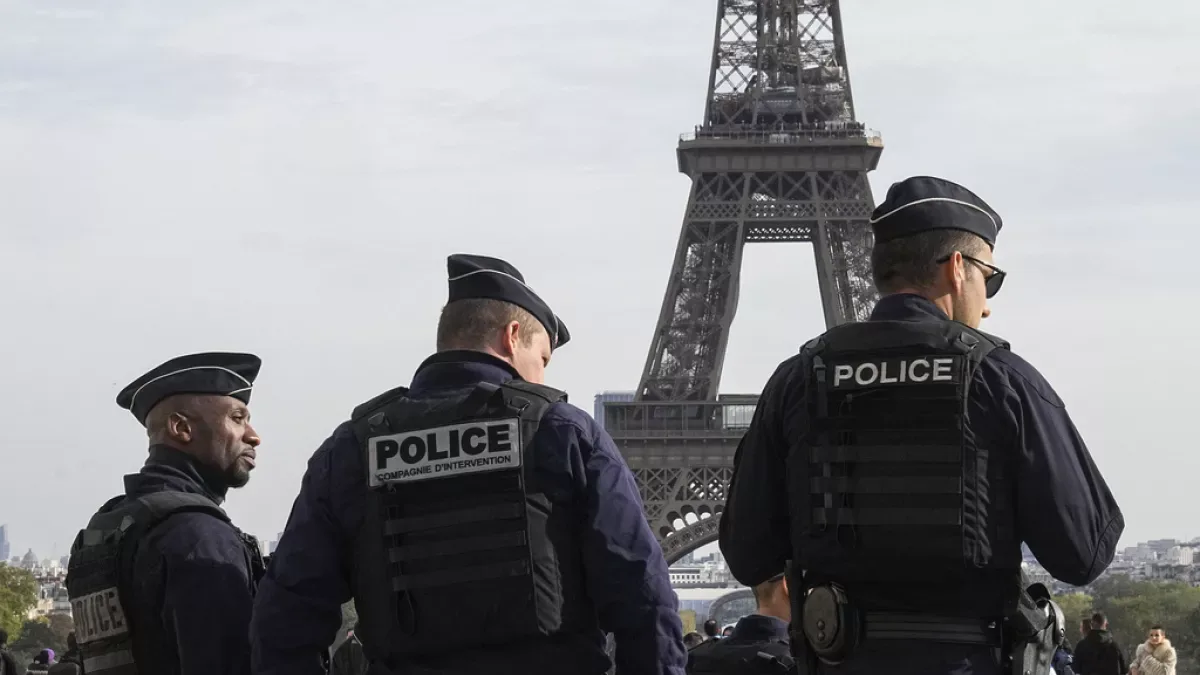 In Paris, a man attacked three women with kitchen knives, he was detained