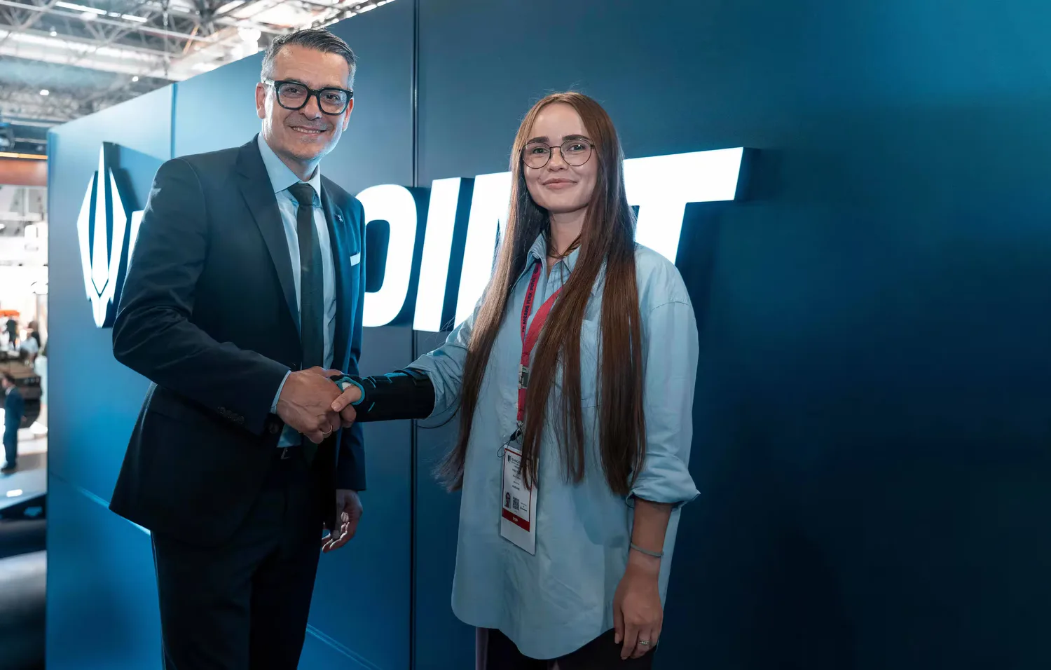 Генеральний директор HENSOLDT Олівер Дьорре та генеральна директорка Fire Point Ірина Терех під час підписання меморандуму про взаєморозуміння.