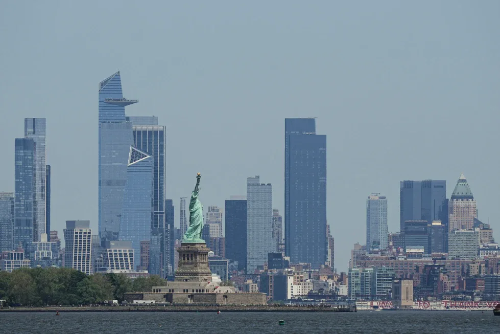 A boat capsized in New York Harbor: a woman and a 5-month-old baby died