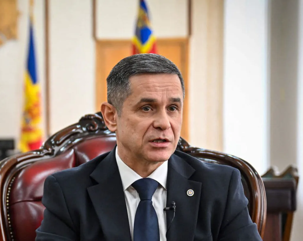 Moldova’s Defense Minister refused to answer a journalist in Russian