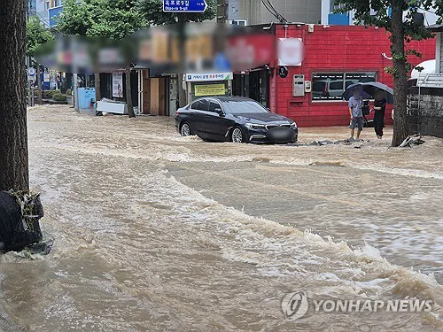 More than 800 mm of rain fell: deadly floods and landslides hit South Korea