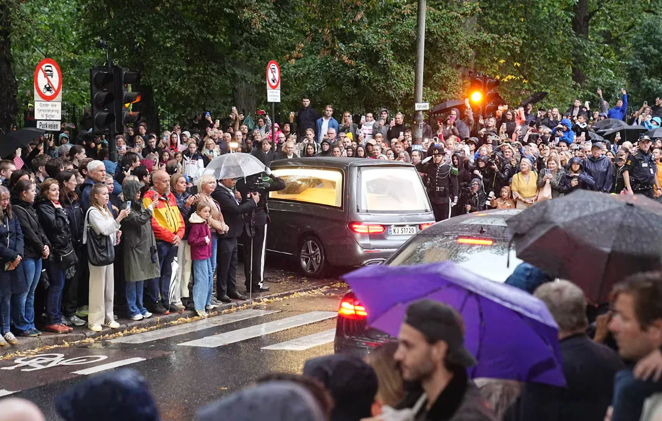 King Harald's coffin transported to Royal Palace in Oslo