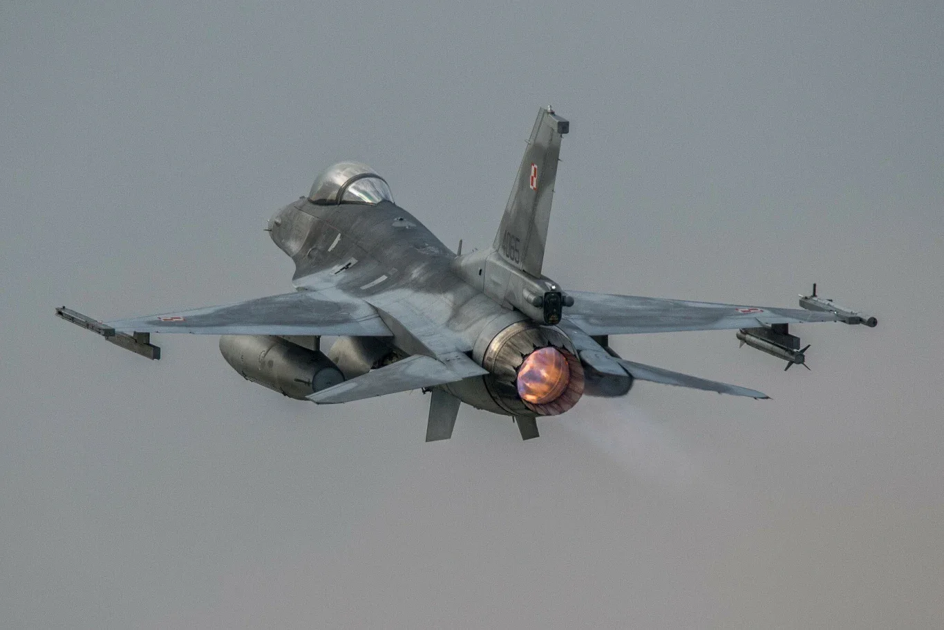 Poland scrambled its aircraft and closed two airports due to Russia's attack on western Ukraine