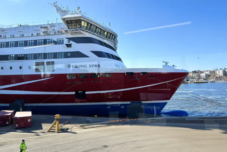An unidentified metal object was found in the sea near Helsinki, prompting the closure of maritime traffic and the deployment of the Navy