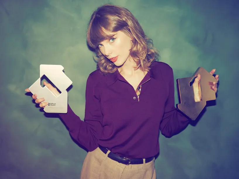 Taylor Swift dramatically cut her hair shorter and showed off a new curly look